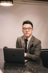 游庭皓是誰？想聽黃段子就到游庭皓的財經皓角去吧！你不會失望的