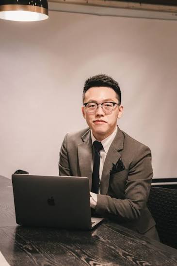 游庭皓是誰？想聽黃段子就到游庭皓的財經皓角去吧！你不會失望的